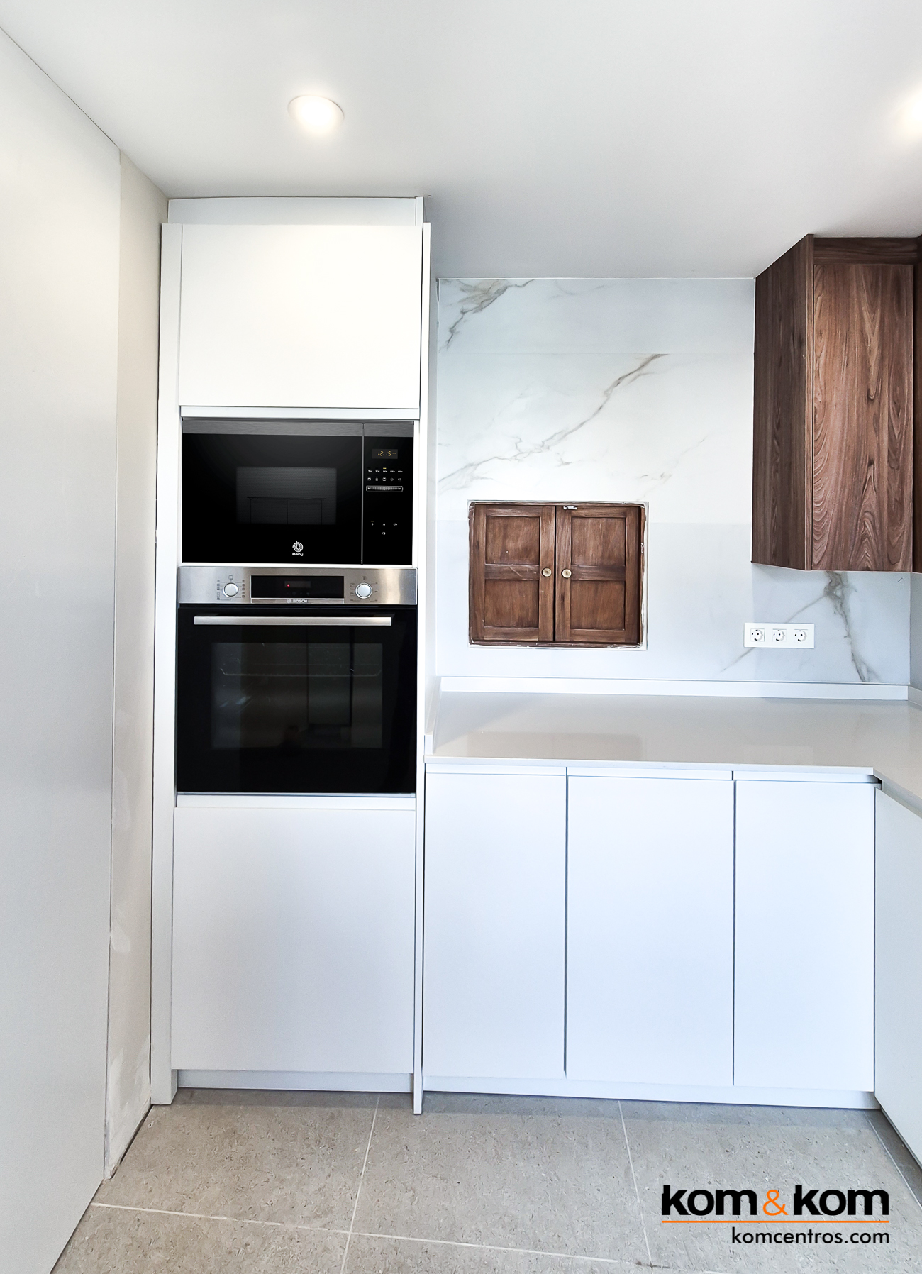 cocina blanca y madera con torre de horno-microondas